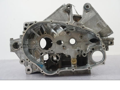 Baksidan på Motorblock från en Honda VFR 800 -2005 motorcykel.