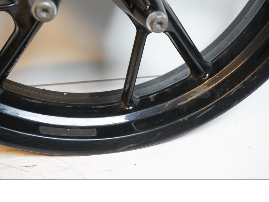 Höger sida på Fälg från en BMW F 700 GS -2014 motorcykel.