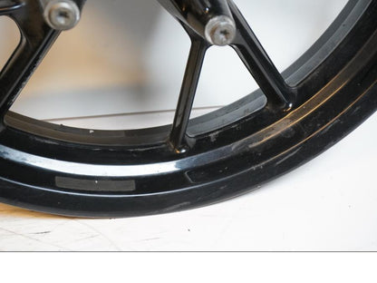 Höger sida på Fälg från en BMW F 700 GS -2014 motorcykel.