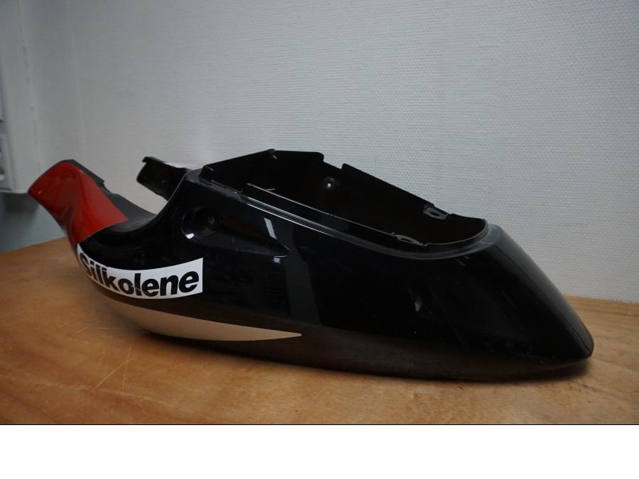 Vänster sida på Bakvinge från en Suzuki GSX-R 750 -1998 motorcykel.