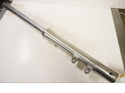 Framsidan på Gaffelben från en Suzuki VS 800 -1994 motorcykel.