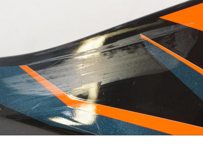 Snett uppifrån på Sidkåpa från en KTM 1290 Super Duke R EVO -2023 motorcykel.