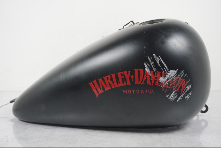 Baksidan på Bensintank från en H-D Softail Standard FXST -2001 motorcykel.