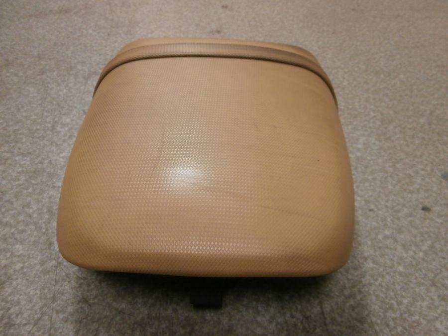 Höger sida på Sadel från en BMW R 850 R -2003 motorcykel.