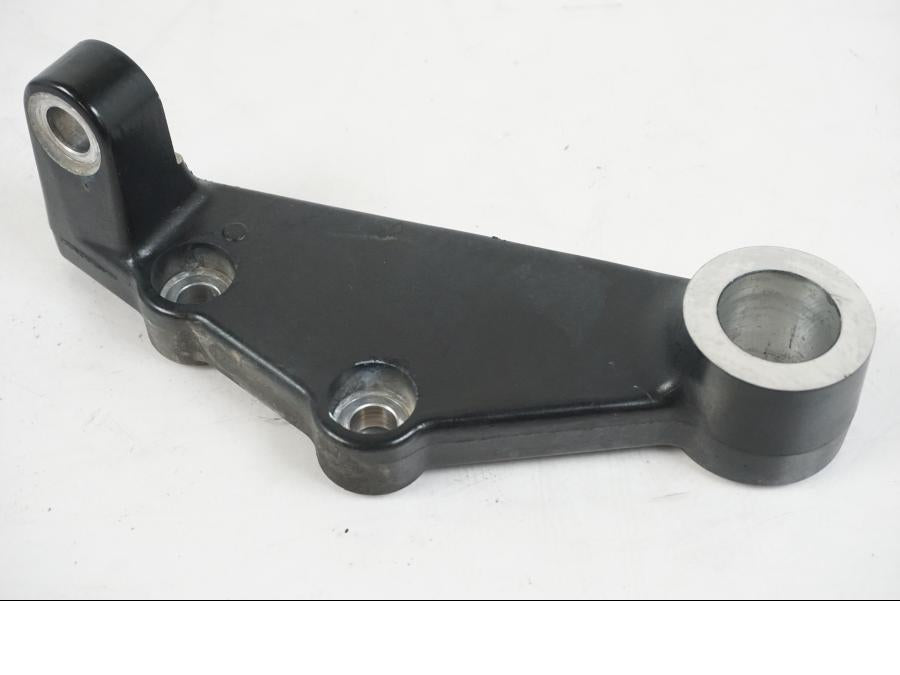 Framsidan på Bromsoksfäste från en Suzuki VZR 1800 -2009 motorcykel.