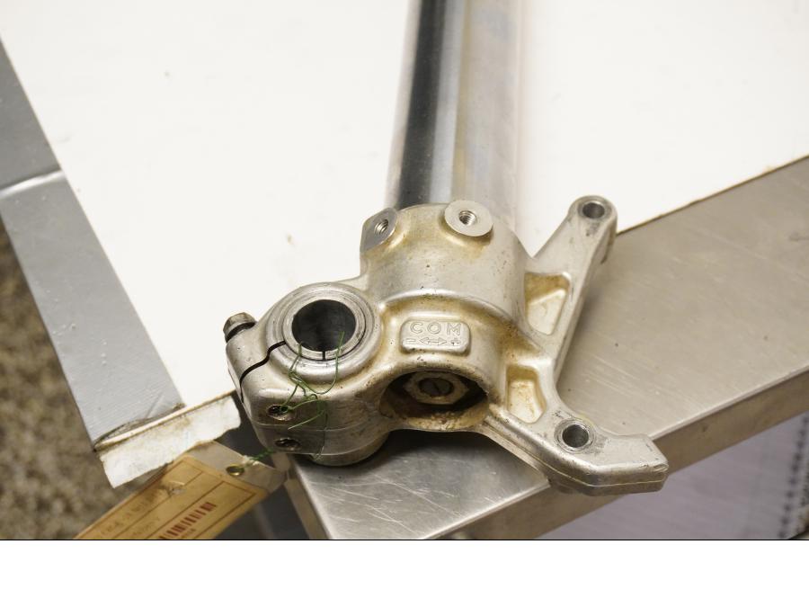 Baksidan på Gaffelben från en KTM 250 EXC-F -2008 motorcykel.