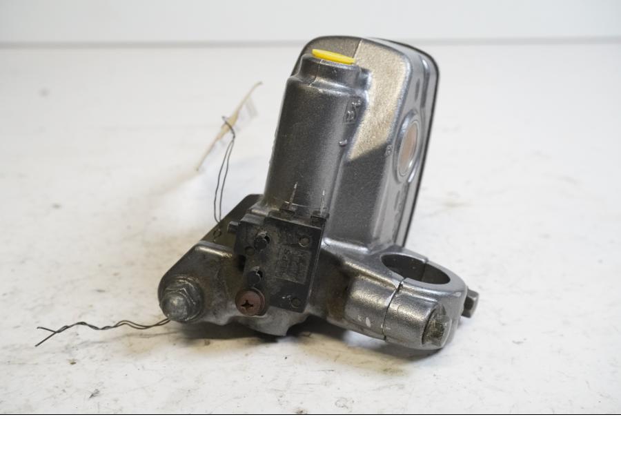 Vänster sida på Bromshuvudcylinder från en Honda VFR 750 -1988 motorcykel.