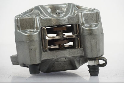 Snett nerifrån på Bromsok från en KTM 1290 Super Duke R -2022 motorcykel.