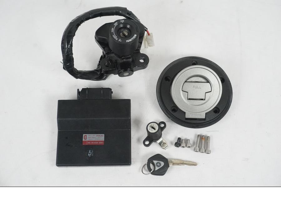 Framsidan på <p>Låssats från Yamaha MT-07 ABS 2014. 1st nyckel, tändningslås, antenn, sadellås, cdi och tanklock.</p>

<p>Nyckeln är krokig, går ej att få i styrlåset samt att en mindre plastbit saknas från CDI se bilder.</p> motorcykel.