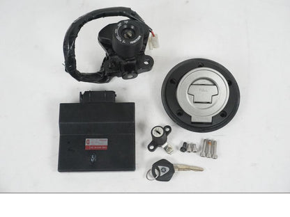 Framsidan på <p>Låssats från Yamaha MT-07 ABS 2014. 1st nyckel, tändningslås, antenn, sadellås, cdi och tanklock.</p>

<p>Nyckeln är krokig, går ej att få i styrlåset samt att en mindre plastbit saknas från CDI se bilder.</p> motorcykel.