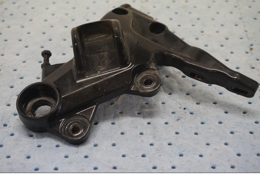 Framsidan på Fotpinnefäste från en KTM 690 SMCR -2015 motorcykel.