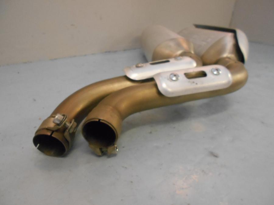 Snett uppifrån på Ljuddämpare från en Ducati Monster S4R 998 -2007 motorcykel.