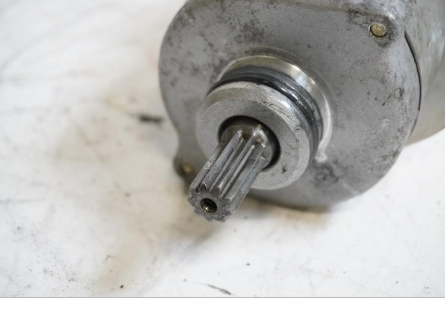 Baksidan på Startmotor från en Honda CB 900 F Hornet -2002 motorcykel.