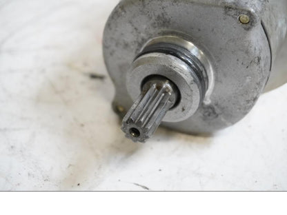 Baksidan på Startmotor från en Honda CB 900 F Hornet -2002 motorcykel.