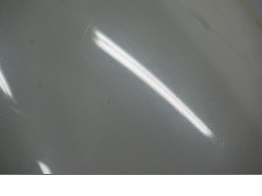 Vänster sida på <p>Vindruta till Aprilia RSV 1000 2002.</p>

<p>Vindrutan är solblekt och har en gul "toning" sen vanlig transparant färg beroende på från vilken vinkel man kollar på den.</p>

<p>Ytliga repor / repor finns se bilder.</p> motorcykel.