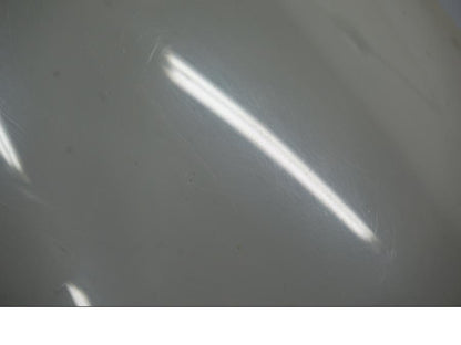 Vänster sida på <p>Vindruta till Aprilia RSV 1000 2002.</p>

<p>Vindrutan är solblekt och har en gul "toning" sen vanlig transparant färg beroende på från vilken vinkel man kollar på den.</p>

<p>Ytliga repor / repor finns se bilder.</p> motorcykel.