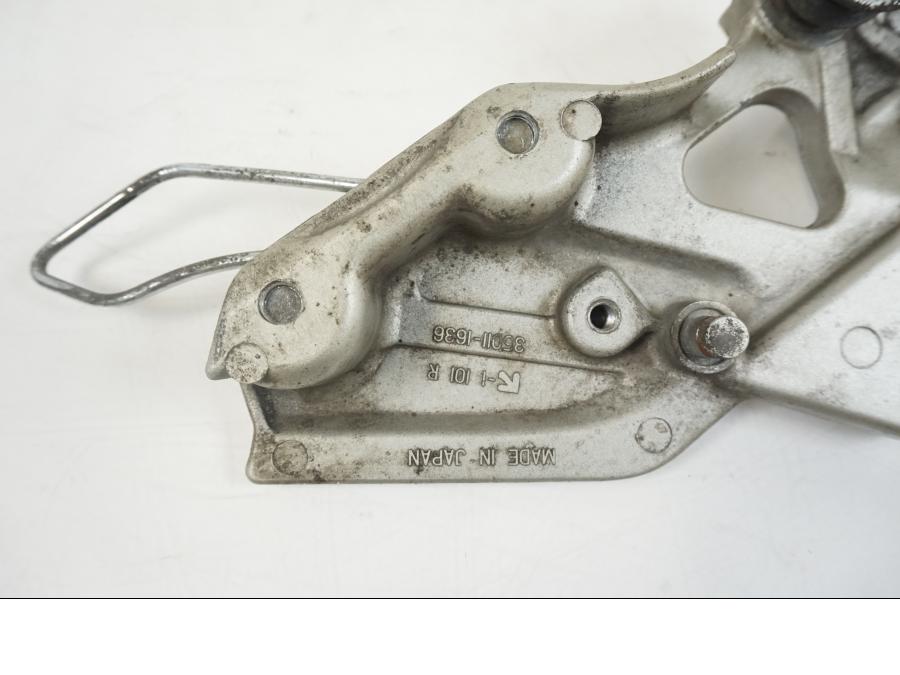 Snett nerifrån på Fotpinnefäste från en Kawasaki ZZR 1100 -1994 motorcykel.