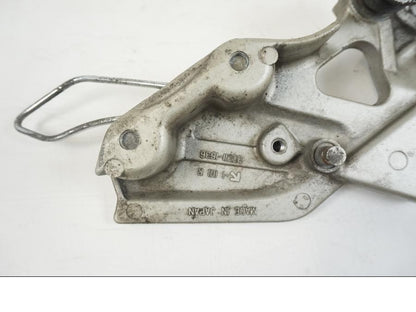 Snett nerifrån på Fotpinnefäste från en Kawasaki ZZR 1100 -1994 motorcykel.