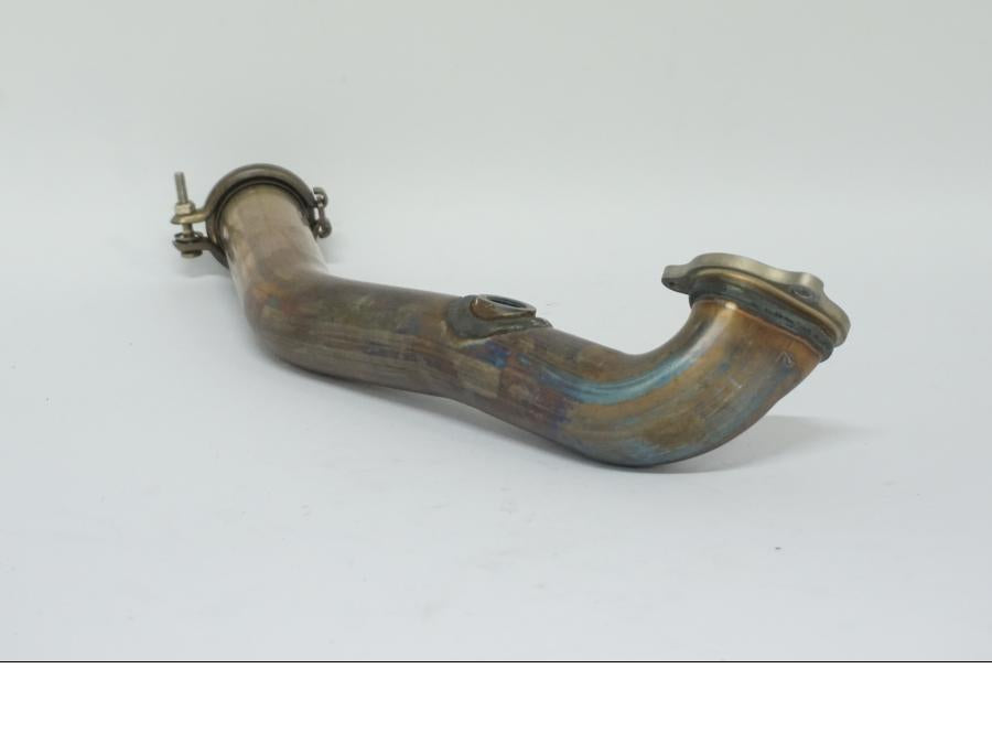 Vänster sida på Grenrör från en Ducati Desert X -2022 motorcykel.