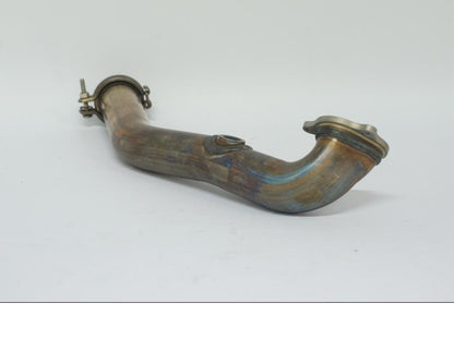 Vänster sida på Grenrör från en Ducati Desert X -2022 motorcykel.