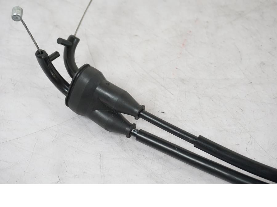 Vänster sida på Gasvajer från en Yamaha MT-09 -2020 motorcykel.