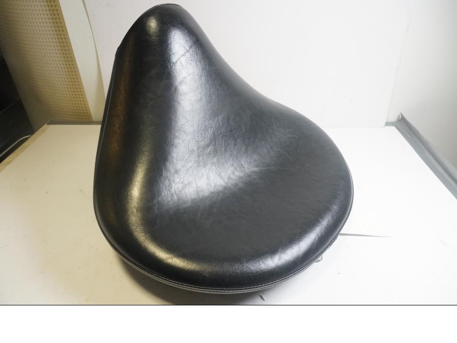 Framsidan på Sadel från en Yamaha XVS 1100 -2001 motorcykel.