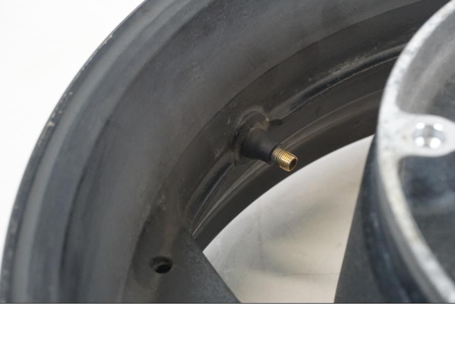 Extrabild4 på Fälg från en Honda ST 1300 -2002 motorcykel.