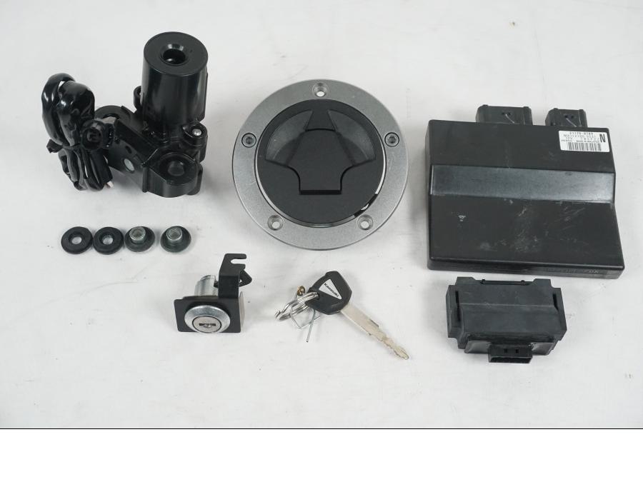 Framsidan på <p>Låssats från Kawasaki Z 800 ABS 2014.</p>

<p>1st nyckel, tändningslås, immobilizer, immobilizer amplifier, tanklock, sadellås och CDI/ECU.</p> motorcykel.