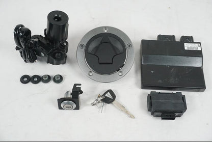 Framsidan på <p>Låssats från Kawasaki Z 800 ABS 2014.</p>

<p>1st nyckel, tändningslås, immobilizer, immobilizer amplifier, tanklock, sadellås och CDI/ECU.</p> motorcykel.