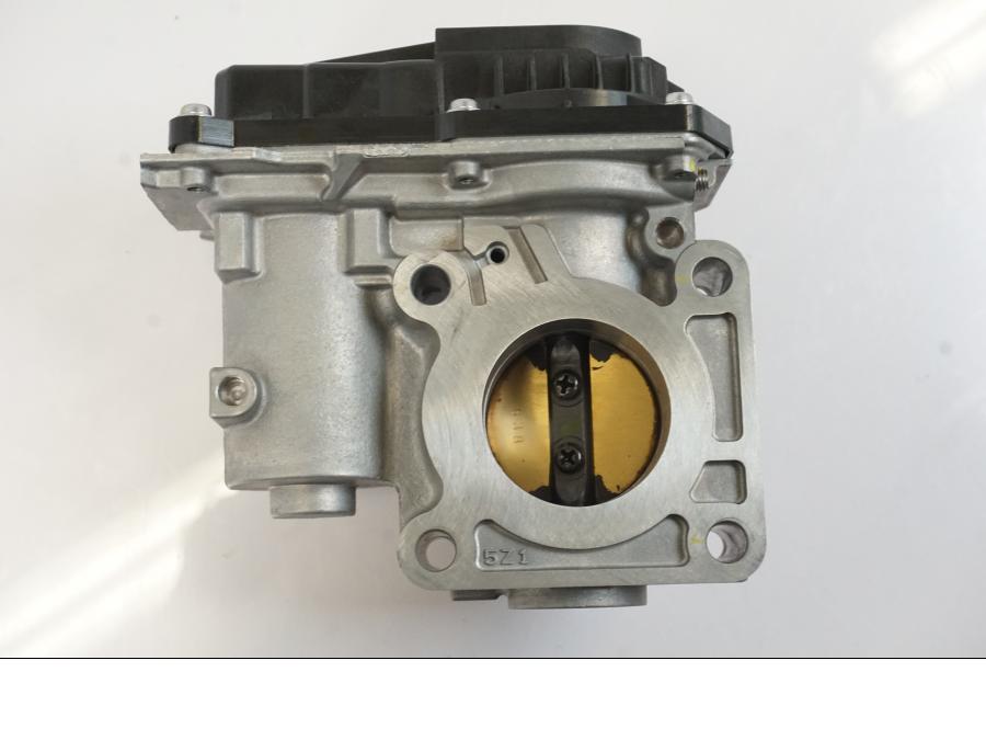 Snett nerifrån på Spjällhus från en Triumph Trident -2021 motorcykel.