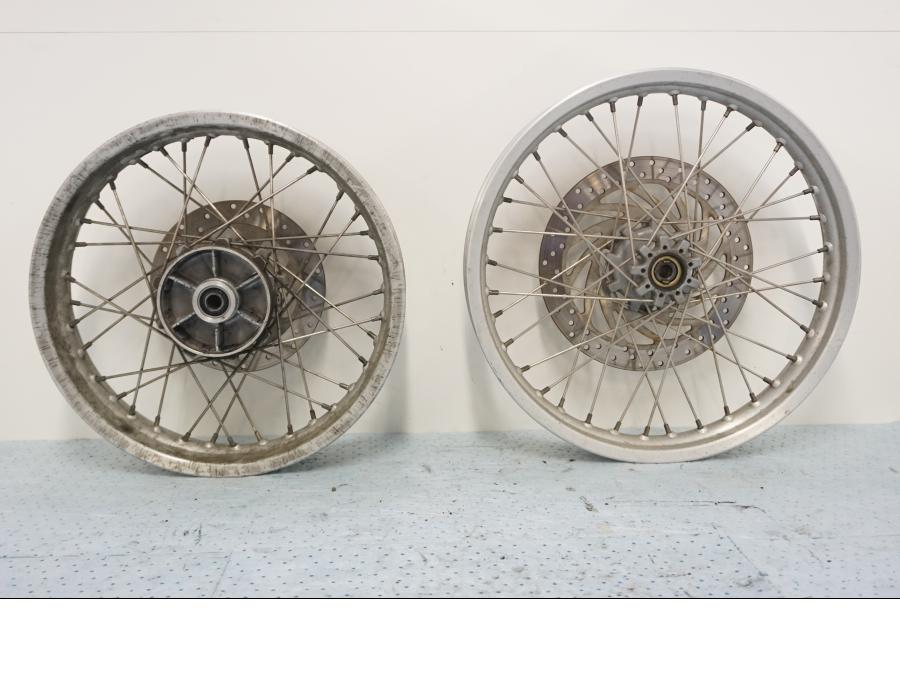 Baksidan på Hjulpaket från en BMW F 650 -1998 motorcykel.