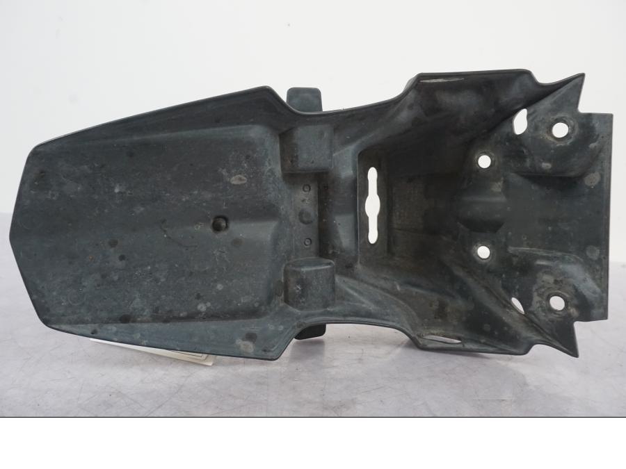 Extrabild2 på Skylthållare från en Suzuki GSF 1250 -2010 motorcykel.