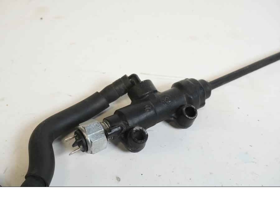 Vänster sida på Bromshuvudcylinder från en Triumph Bonneville -2012 motorcykel.