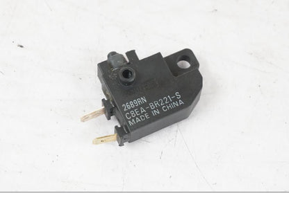 Framsidan på Bromsljuskontakt från en Yamaha MT-09 -2020 motorcykel.