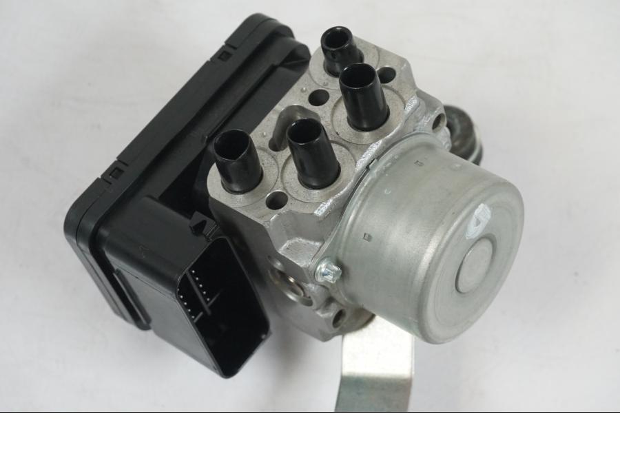 Baksidan på ABS Modulator från en Kawasaki Z 900 -2021 motorcykel.