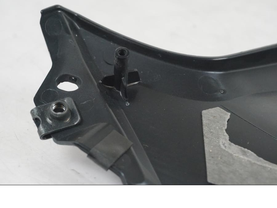 Snett uppifrån på Bensintankskåpa från en Yamaha MT-09 -2019 motorcykel.