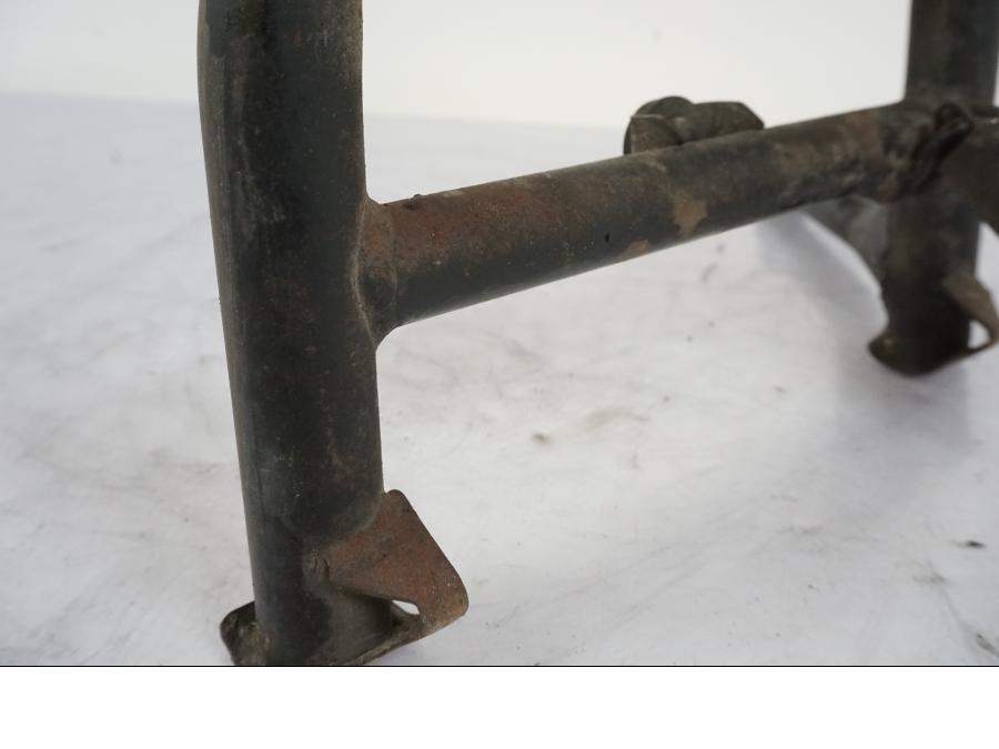 Snett uppifrån på Centralstöd från en Honda VFR 750 -1994 motorcykel.