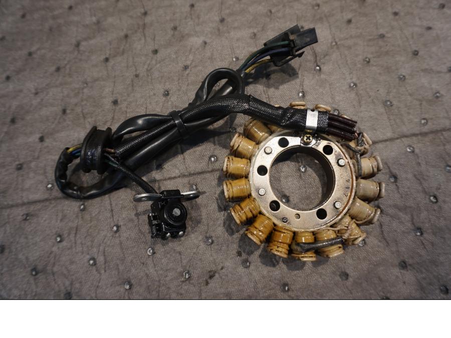 Framsidan på Generator från en Suzuki VZ 800 -1999 motorcykel.