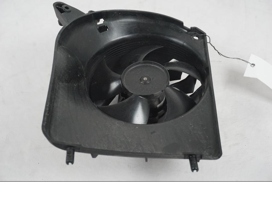 Baksidan på Vattenkylfläkt från en KTM 1290 Super Duke R -2022 motorcykel.