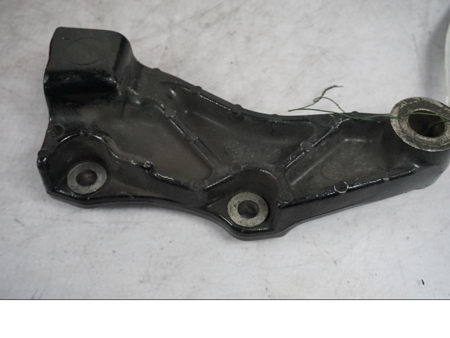 Vänster sida på Bromsoksfäste från en Yamaha XVS 1100 -1999 motorcykel.