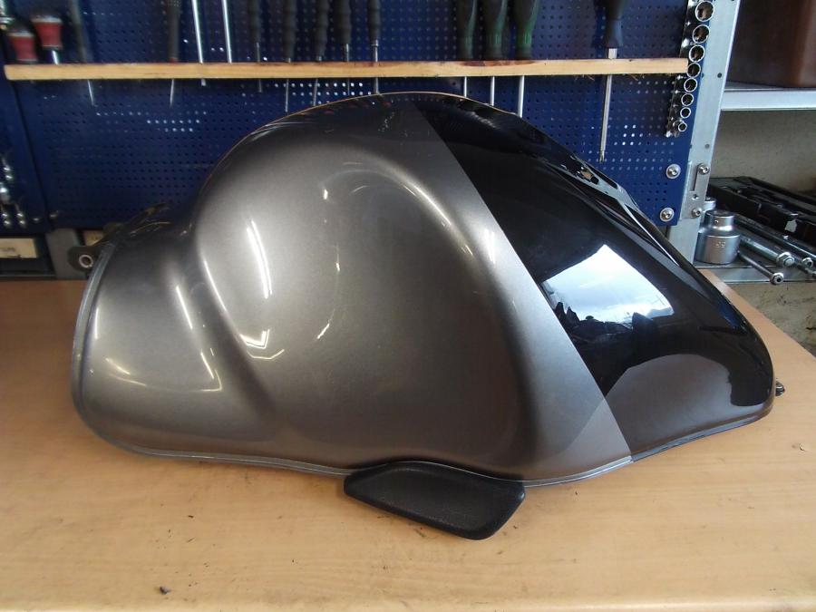 Framsidan på Bensintank från en Suzuki GSX 1300 R -1999 motorcykel.