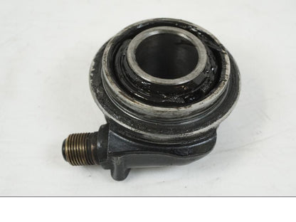 Snett nerifrån på Hastighetsdrivning från en Yamaha XJR 1300 -2002 motorcykel.