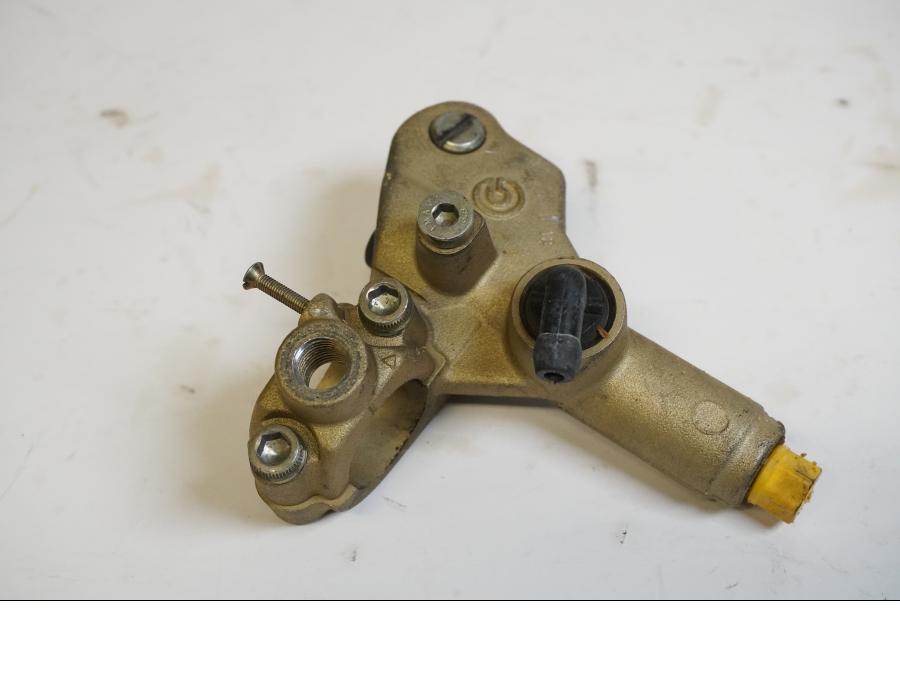 Framsidan på Kopplingshuvudcylinder från en Ducati Monster 900 -2000 motorcykel.