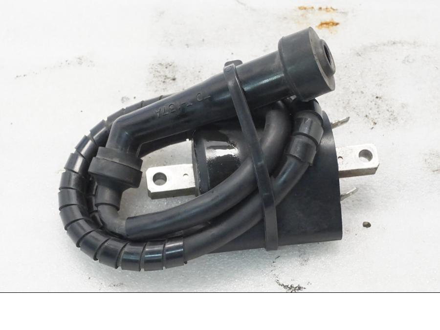 Framsidan på Tändspole från en Yamaha XVS 650 -1999 motorcykel.