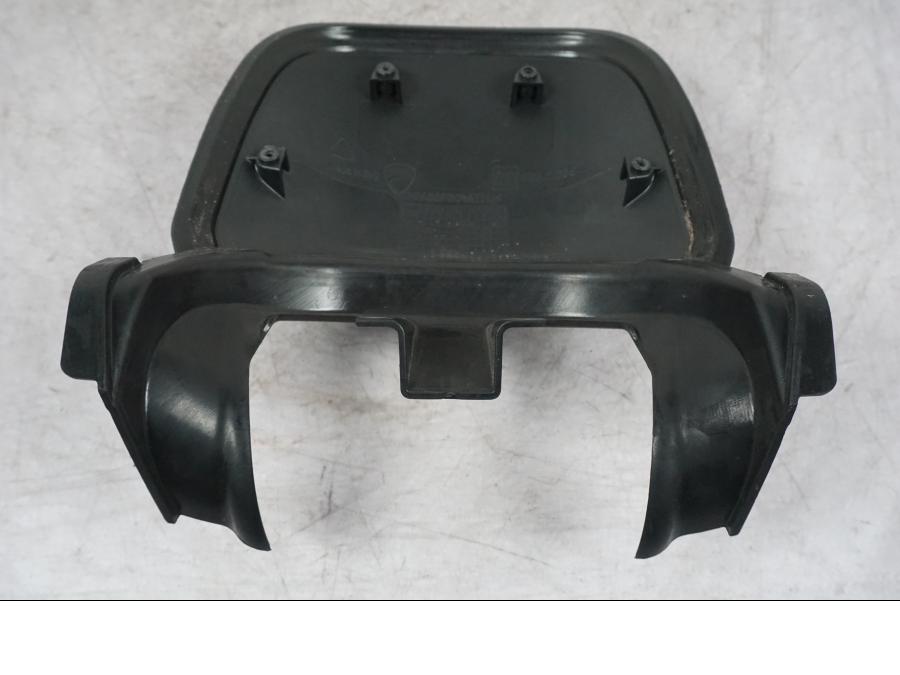 Snett uppifrån på Bensintankskåpa från en Ducati Multistrada V4 -2024 motorcykel.