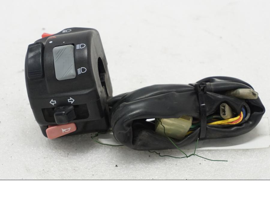 Framsidan på Styrelreglage från en Yamaha TDM 900 -2002 motorcykel.