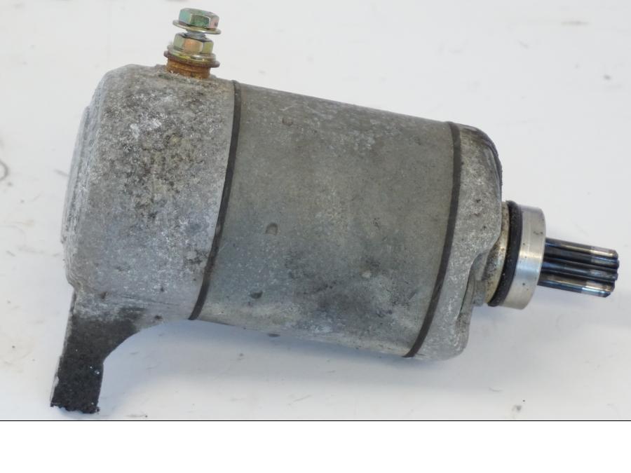 Framsidan på Startmotor från en Yamaha YZF 1000 R -1997 motorcykel.