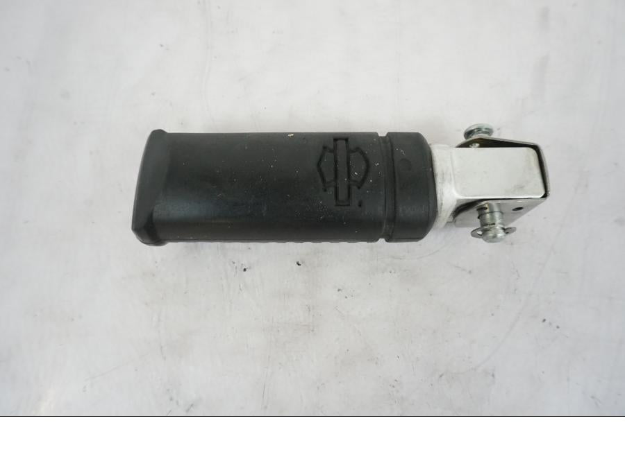 Höger sida på Fotpinne från en H-D Softail Sport Glide FLSB -2022 motorcykel.