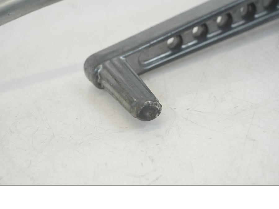 Vänster sida på Fotpinnesats från en Universal Universal -0 moped.