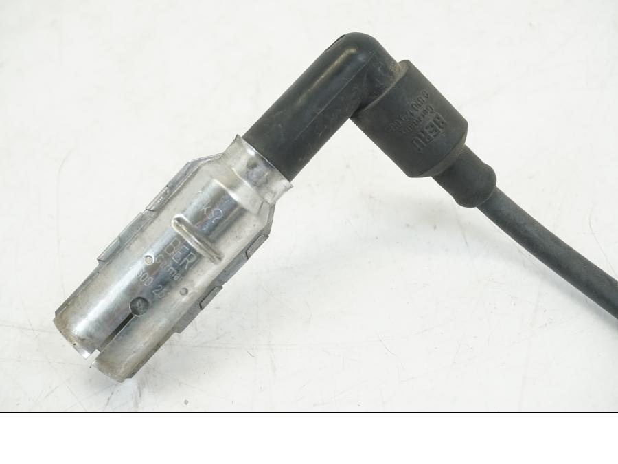 Snett uppifrån på Tändspole från en BMW F 650 GS -2000 motorcykel.